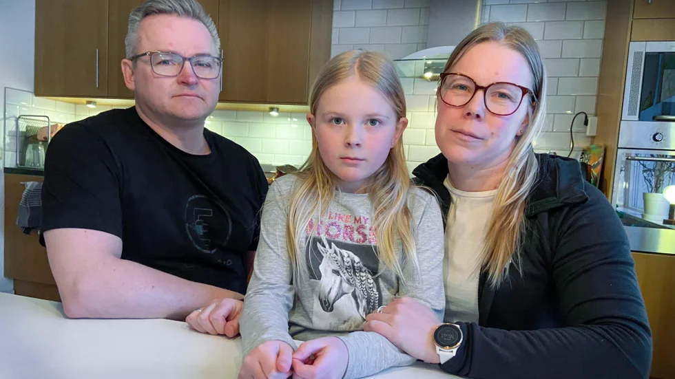 Nanna Johansson, Johan Vedholm och 9-åriga dottern Agnes åker inte till stugan i Aareavaara lika ofta. "Man vill inte köra när det är mörkt", säger Nanna Johansson.