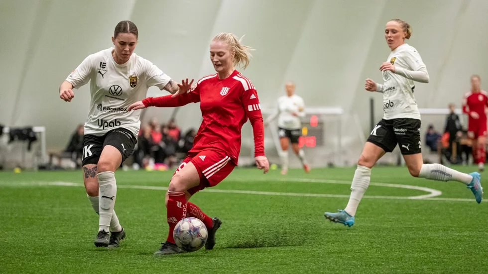 Emma Viklund gör sin andra säsong i PIF. Då tar hon gärna en ordinarie tröja. "Såklart är mitt mål att spela alla matcher och göra det bra för laget", säger 22-åringen från Skellefteå. 
