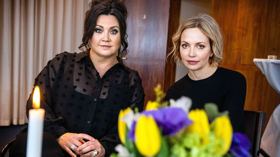 Camilla Läckberg tillsammans med Jenny Ulving McCabe inför första säsongen av "Strandhotellet". Arkivbild.