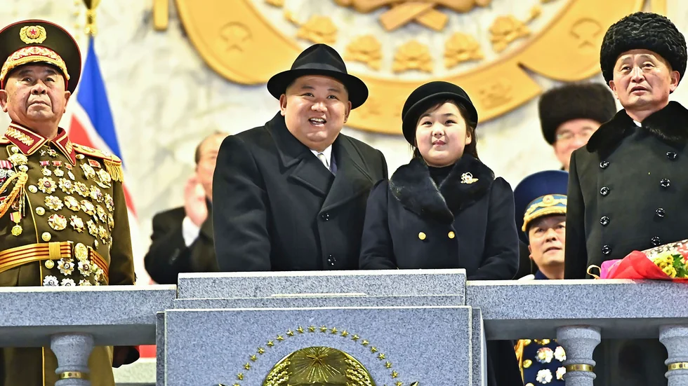 Med pappa på jobbet. Kim Ju-Ae bevittnar en militärparad i Pyongyang, tillsammans med sin far Nordkoreas ledare Kim Jon-Ung i början av februari. Arkivbild.