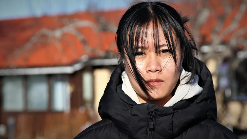 "Jag trivs jättebra och jag vill gå kvar på skolan", säger 17-åriga Khwanchira Bunrak. Hon behöver i dag pendla i över fem timmar till och från skolan när bussarna mellan Harbo och Sala inte tajmar.
