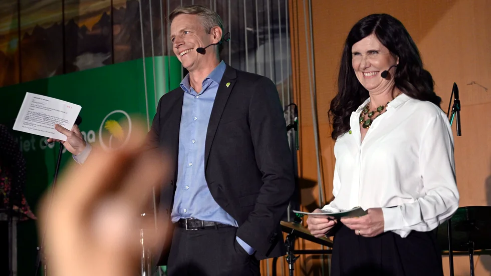 Miljöpartiets språkrör Märta Stenevi och Per Bolund på partiets valvaka 11 september 2022. "När nu allt fler med höga energi och bränslepriser får uppleva Miljöpartiets politik i praktiken, desto färre är det som vill ha den" skriver ledarskribenten.