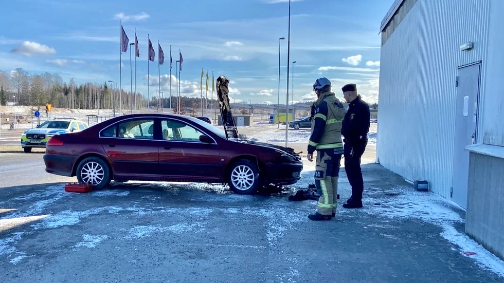 Strax efter 11.00 på måndagen larmades räddningstjänsten om en bilbrand bakom Öob på Lövåsen.