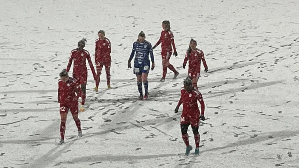 En snösmocka innebar att cupmatchen i Solna avbröts efter 73 minuters spel. Matchen spelades vidare efter en dryg halvtimmes uppehåll.