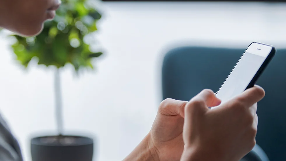 Ungdomar som tillbringade överdrivet mycket tid online var borta mer från skolan än andra enligt en studie. Arkivbild.