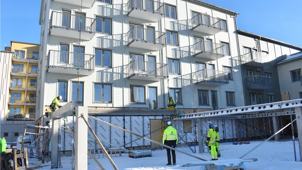 Parkeringshuset ska ligga i markplan på innergården. Här har man börjat med taket. 