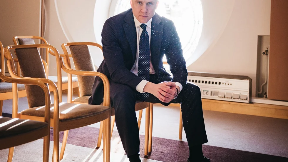 Fredrik Kärrholm har studerat kriminologi vid universiteten i Stockholm och Cambridge, har författat Polishandboken och anses vara en de mest erfarna debattörerna när det gäller kriminalitet.
