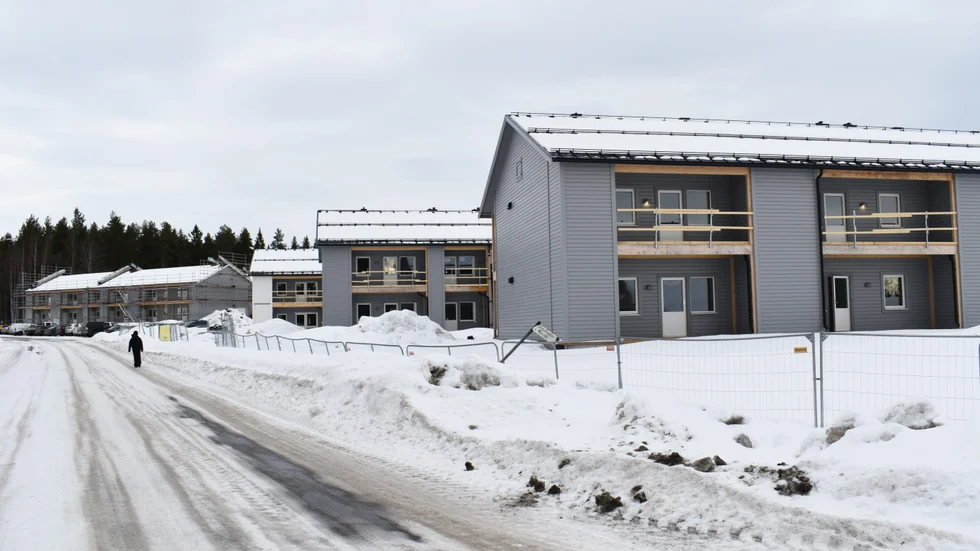 Contractor bygger åt Arkadia Bostad på Brännsvedjan i Kåge, och hitills har intresset varit lågt. Närmast ses de 40 lägenheter som har inflyttning i maj. 