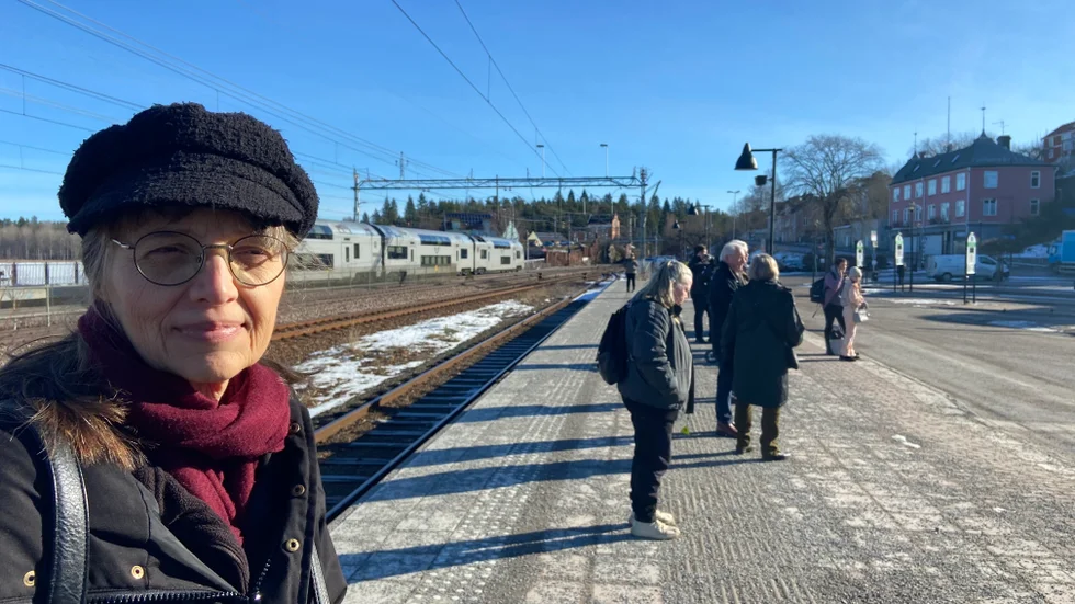 "Irriterande, nu vet jag inte om jag hinner", säger Nina Engström som bor en mil utanför Gnesta och drabbas av protester och sjukskrivningar när MTR och SL tar bort tågvärdarna.