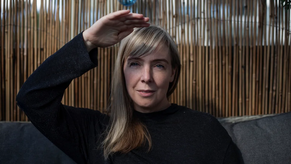 Elin Grelsson är författare och kulturskribent. Hon debuterade 2011 med boken "Du hasar av trygghet". Senast gav hon 2016 ut romanen "Hundarna på huvudgatan".