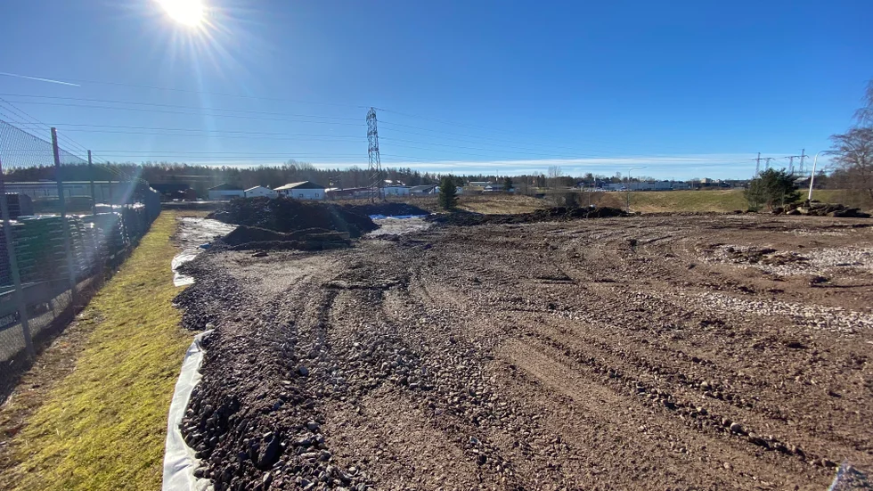 Marken jämnas till inför möjlig byggnation på fastigheten Terminalen 1 mellan järnvägen och Linköpingsvägen i Mjölby.