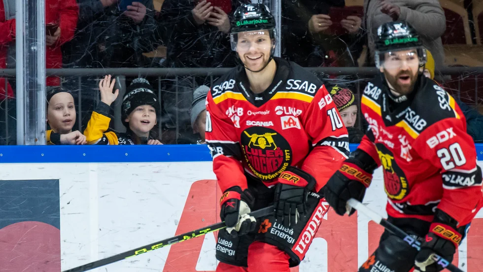 Einar Emanuelsson, till vänster, blev matchvinnare för sitt Luleå mot rivalen Skellefteå. Arkivbild.