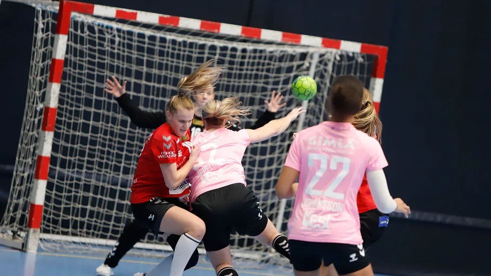 Maja Appelgren vräker in ett av sina sju mål hemma mot Skånela under söndagen.