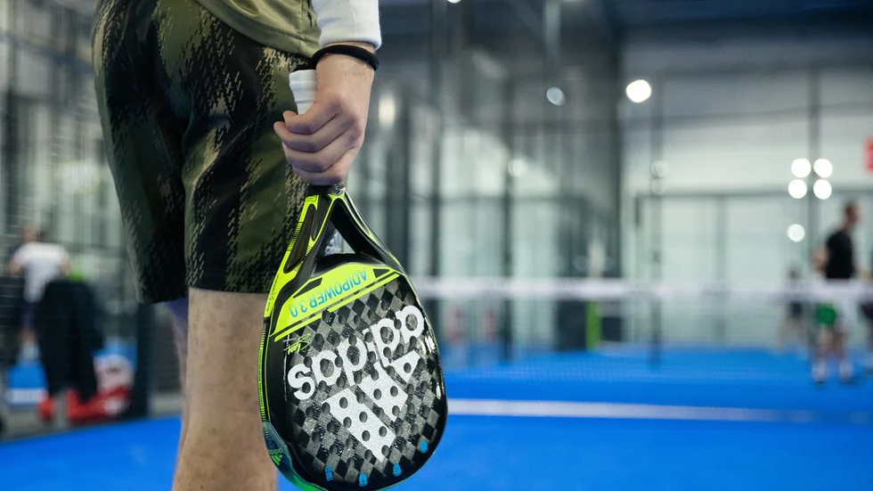 Två padelracketar för sammanlagt 5500 kronor stals från en man som spelade padel i Mjölby under fredagen. 