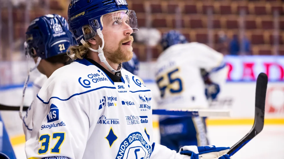 Landslagsspel den här säsongen får vänta för Varuträsksonen Anton Lindholm, det efter att backklippan haft bekymmer med en skada under en period.
