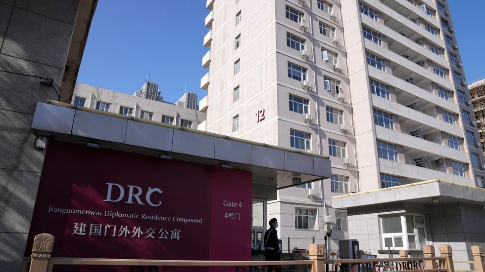 En säkerhetsvakt utanför byggnaden i Peking där CBC:s redaktion var inrymd.