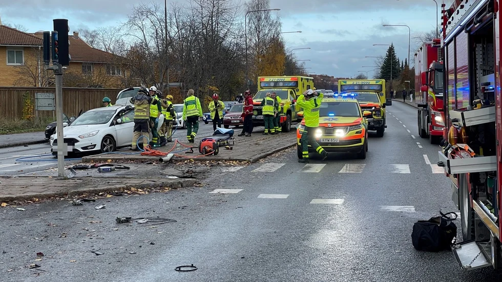 Bussen har kolliderat med flera bilar och sedan hamnat i diket.