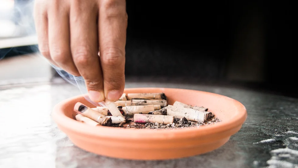 Mer än hälften av danskarna vill fimpa cigaretterna på uteserveringar. Arkivbild.