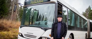 De byggde om en 18 meter dragspelsbuss till bostad – nästa år kör den till Nya Zeeland: "Vi ska på sin höjd lämna hjulspår"