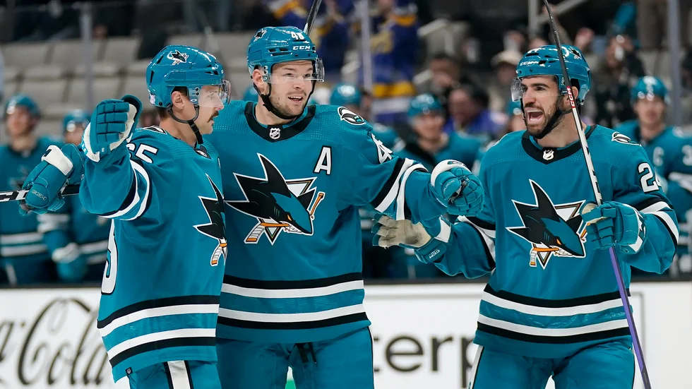 Erik Karlsson, till vänster, gratuleras av Tomas Hertl och Jaycob Megna, efter ett av sina tre mål mot Anaheim.