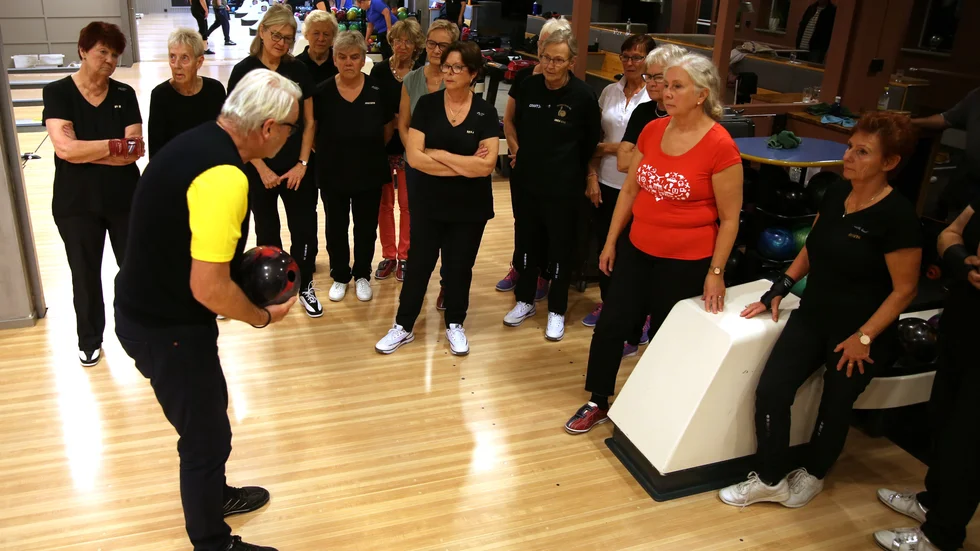 Peter "Peppe" Engström håller vid några tillfällen per år träning för Golden Girls och kommer med tips för hur tjejerna ska utvecklas som bowlingsspelare.