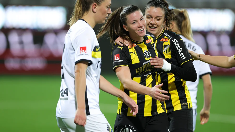 Pauline Hammarlund jublar efter att ha gjort 4–1 för Häcken. Jennie Nordins AIK är klart för nedflyttning, med en omgång kvar i damallsvenskan.