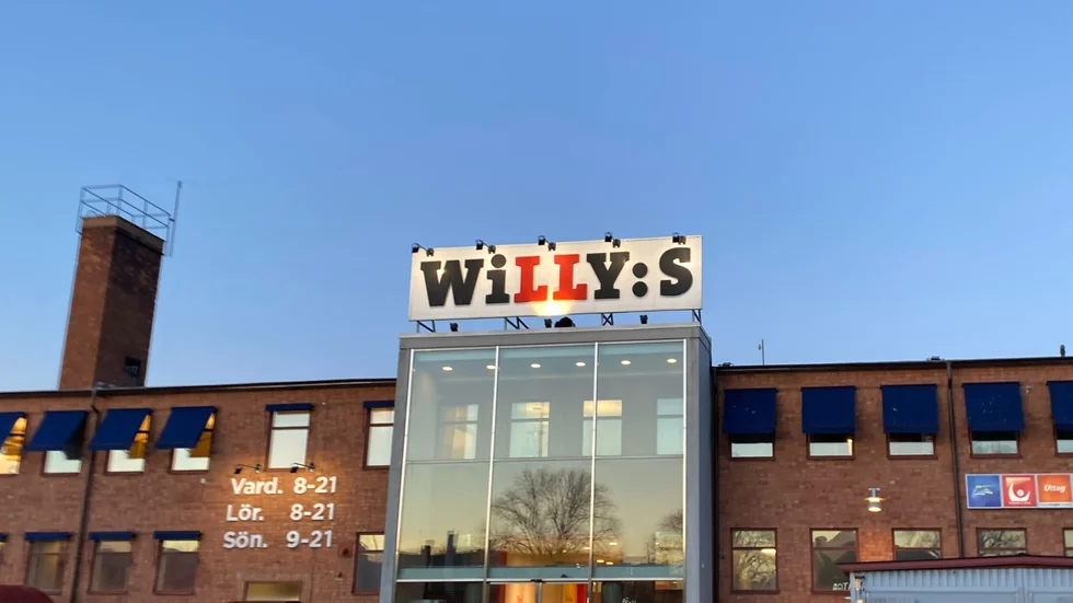 I början av veckan lyste det fortfarande hos Willys vid Biostaden. Men nu blir det mörkt.