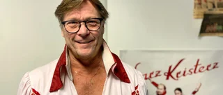 Strängnäsbo tar fast plats i 20-årsjubilerande Larz-Kristerz – keyboardisten Kent Lindén: "Jag har alltid gillat scenkläder"