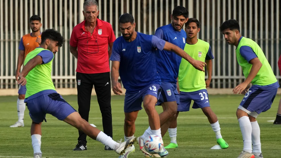 Irans fotbollsherrar, här under en träning i Teheran i september, har lottats i samma grupp som England, Wales och USA i VM. Men nu kräver flera iranska idrottare att Iran ska uteslutas.