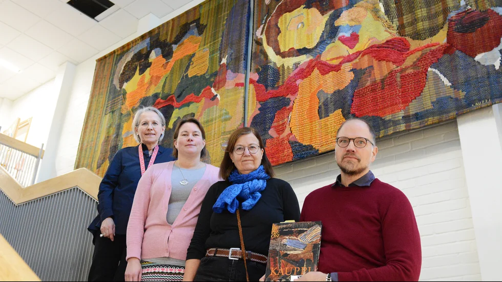 Agneta Andersson, Lisa Jonsson Gunnare, Eva Ahlström och Hans Sundvall är några av dem som arbetat med renoveringen av Sten Kauppis konstvävnad som nu hänger på en ny plats i Tunaskolan.