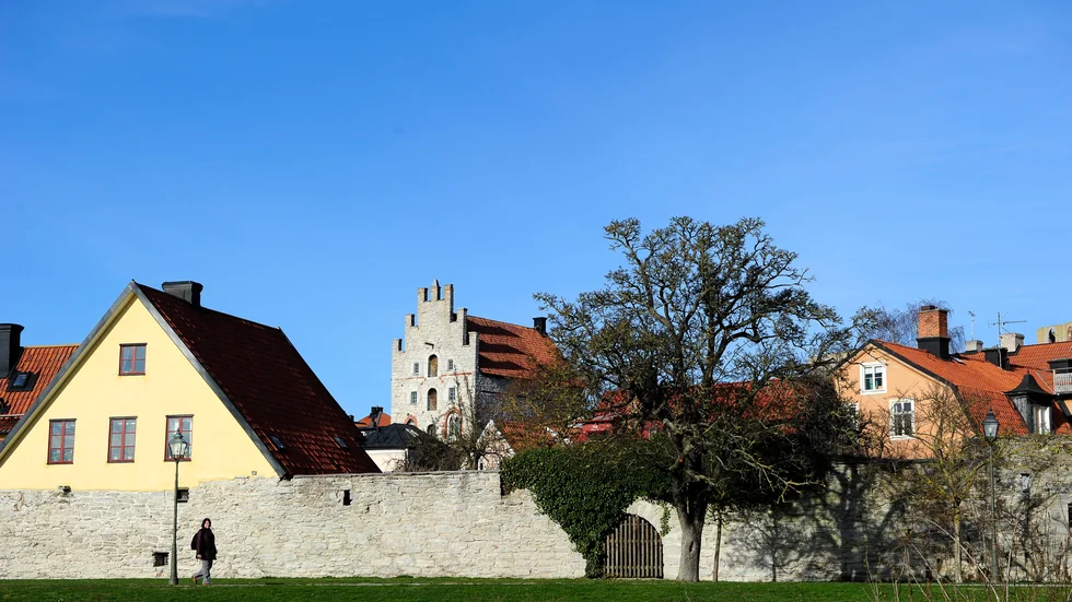 Sommaren dröjer sig kvar i Visby och på andra platser i södra Sverige. Det krävs en medeltemperatur under tio grader under minst fem dygn i rad för att meteorologerna ska kalla årstiden för höst. Arkivbild.