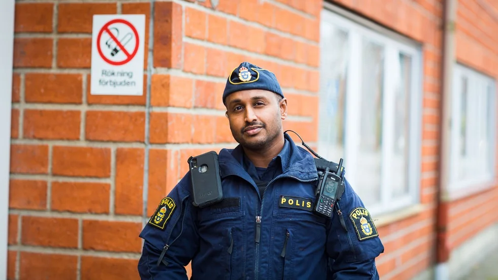 David Franzén arbetar som polisassistent i Katrineholm sedan drygt ett år tillbaka. "Jag har inte haft en enda dag då det har känts jobbigt att gå till jobbet". Men emellanåt är jobbet slitsamt både fysiskt och mentalt, med schemat som innebär att man både jobbar dag, kväll och natt om vartannat.