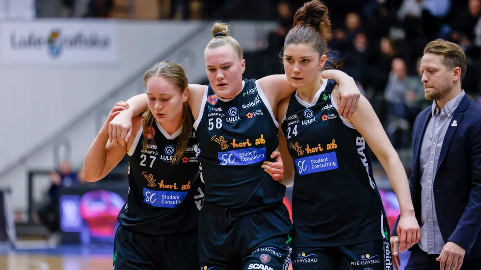 Allis Nyström leds ut efter sin skada mot Visby. Hon undersöks närmare på torsdagen.