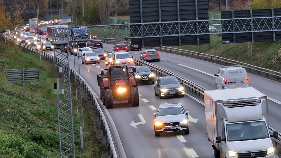 En stillastående traktor verkar ha orsakat de långa köerna.
