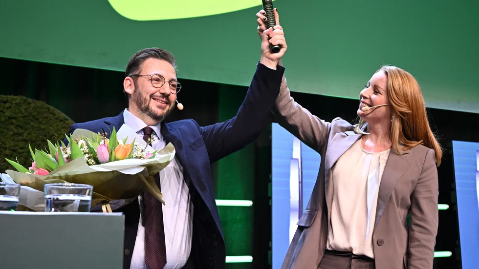 Centerpartiets nyvalde partiledare Muharrem Demirok tar emot stafettpinnen av den avgående partiledaren Annie Lööf.