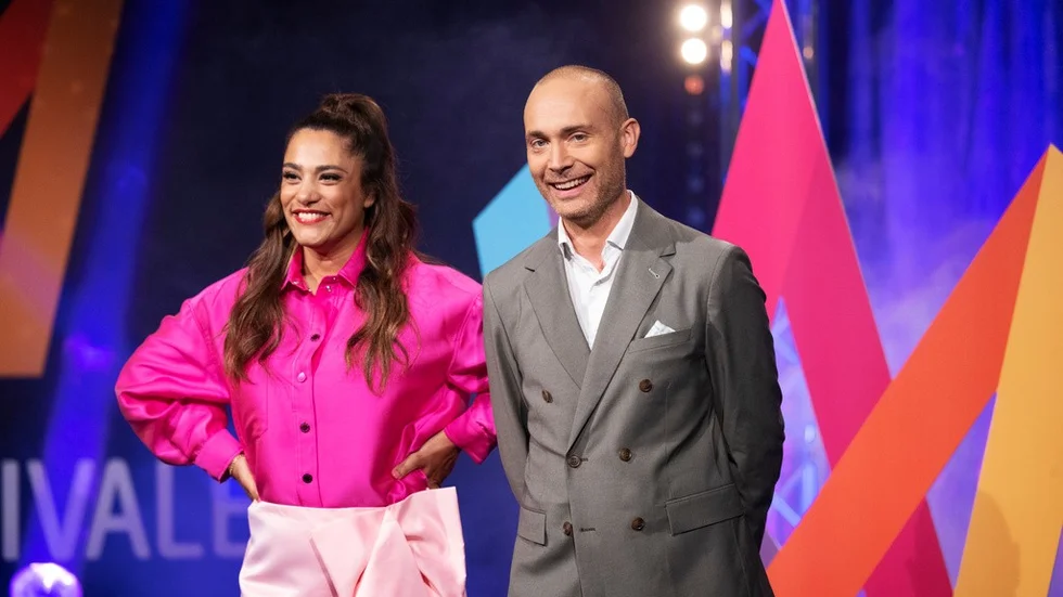 Farah Abadi och Jesper Rönndahl är årets programledare för Melodifestivalen. 