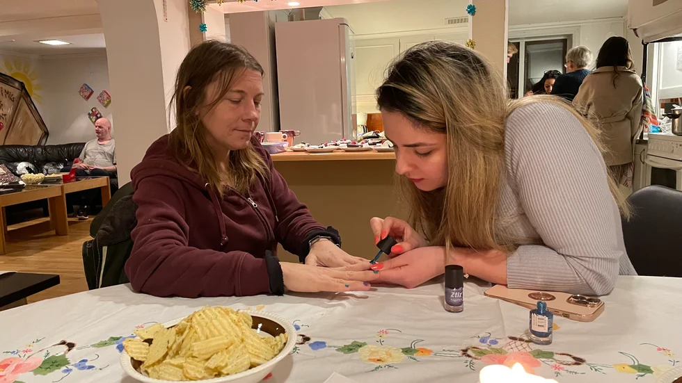 Martina Nilsson får naglarna fixade av Diana Fallah.