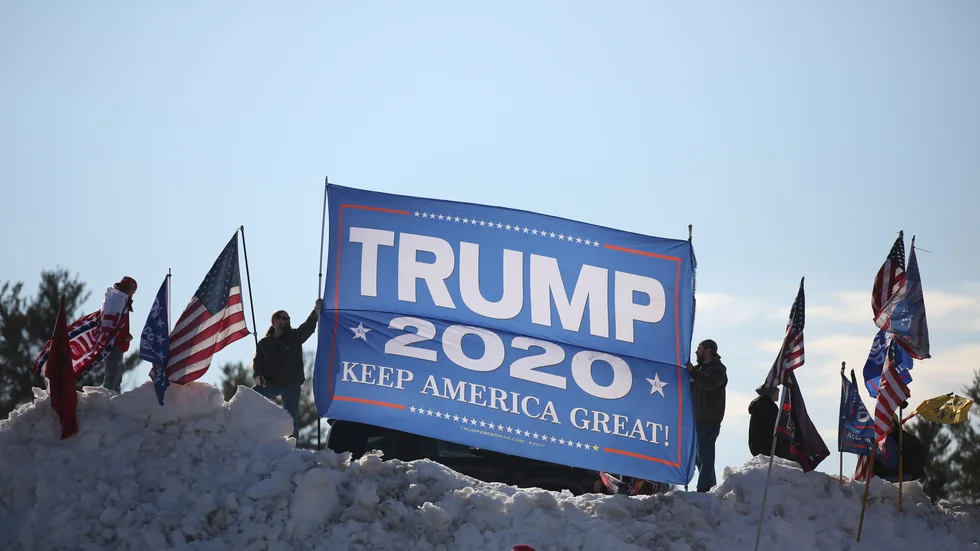 Anhängare till Donald Trump hälsar honom välkommen till Salem i delstaten New Hampshire.