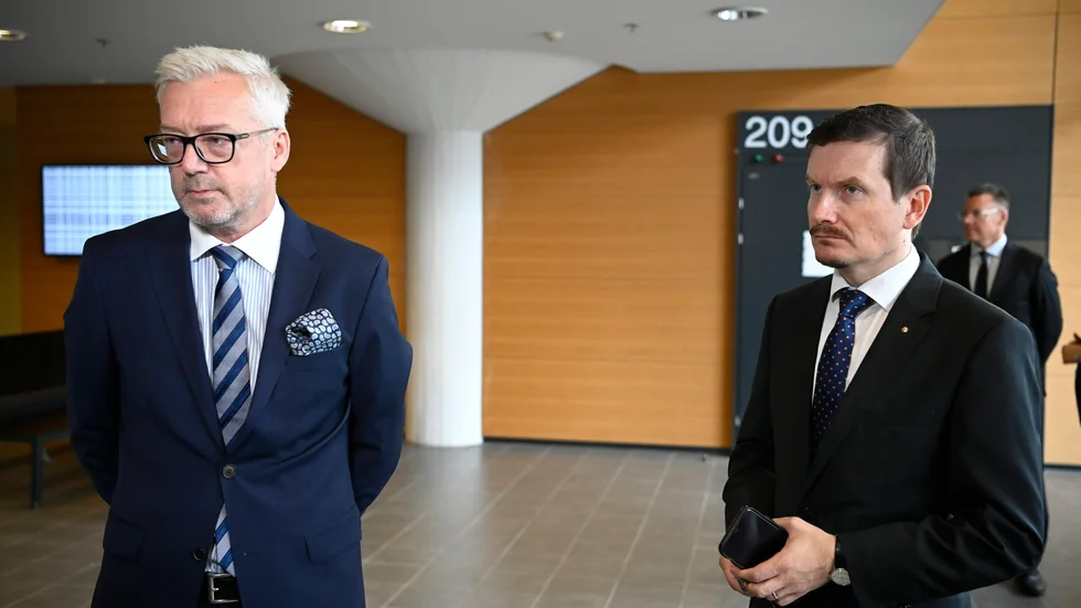 Helsingin Sanomats tidigare chefredaktör Kaius Niemi (till höger) och advokaten Kai Kotiranta i samband med en förhandling i fallet i augusti. Arkivbild.