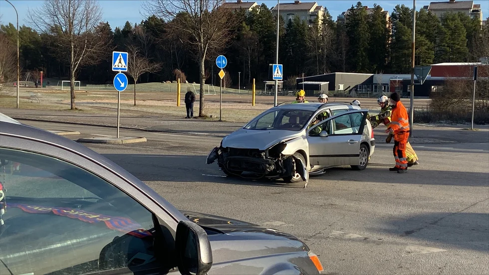 Brandmän i färd med att styra undan ett av fordonen för att göra vägen farbar igen.