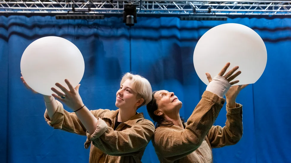 Mia Blomberg och Francoise Fournier bjuder in barnen i berättelsen i Norrbottensteaterns uppsättning av Astrid Lindgrens saga "Allrakäraste syster".