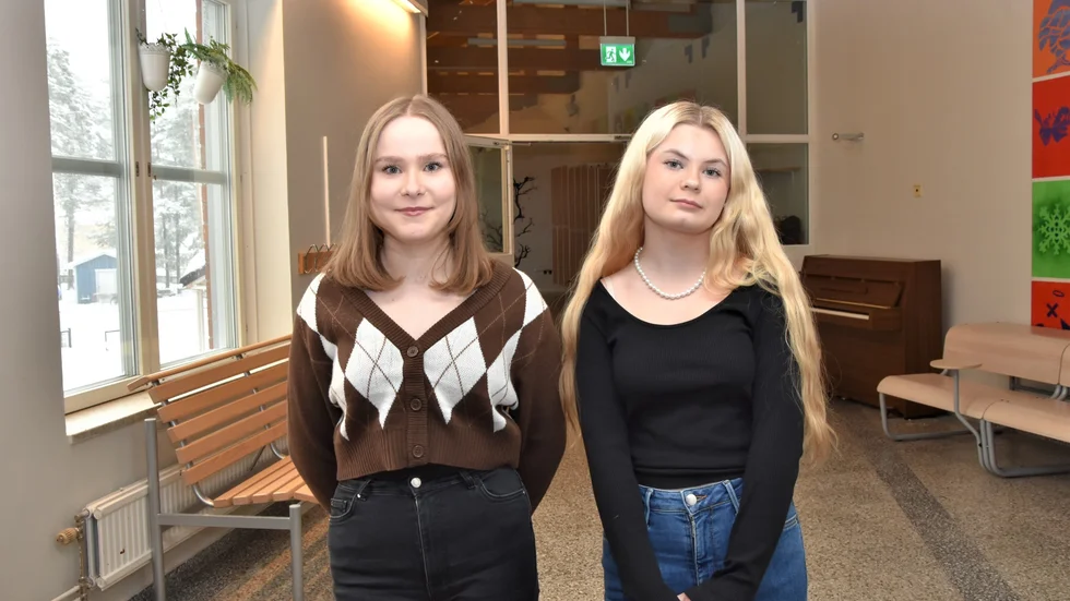 Vera Norrblom, ordförande för elevrådet och Tuva Gustafsson, matrådsrepresentant i elevrådet på Montessoriskolan i Luleå.