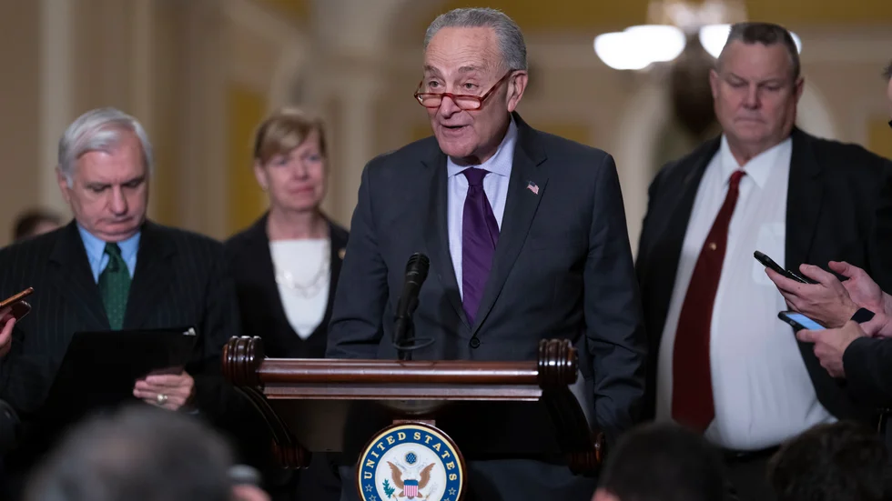 Senatens majoritetsledare Chuck Schumer inför omröstningen.
