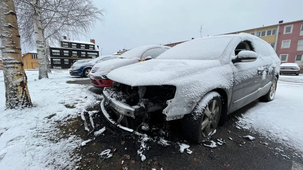 Bilen stod parkerad vid Stationsgatan, när den helt plötsligt började brinna. 