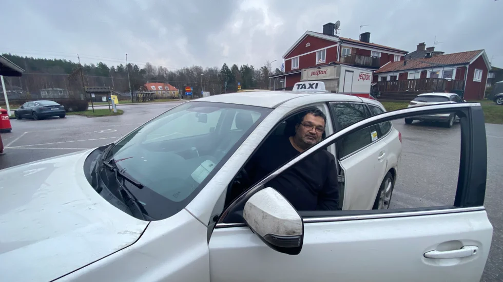 Med Omid Kohmareh, 52, har Stjärnhov återigen blivit med taxichaufför. "Grannar är glada att vi är här, men ingen har åkt med oss ännu."