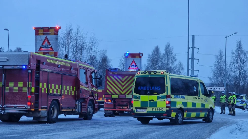 Räddningstjänsten, ambulans och polis var på plats vid olyckan.