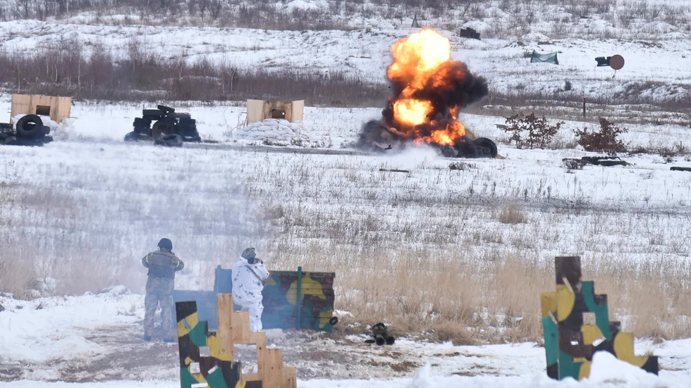Ukrainska soldater vid en övning med M141 i februari innan Rysslands storskaliga invasion inleddes.