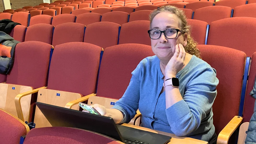 Stina Lövegard producerar Strängnäsrevyn som valt att flytta på vinterns premiär.
