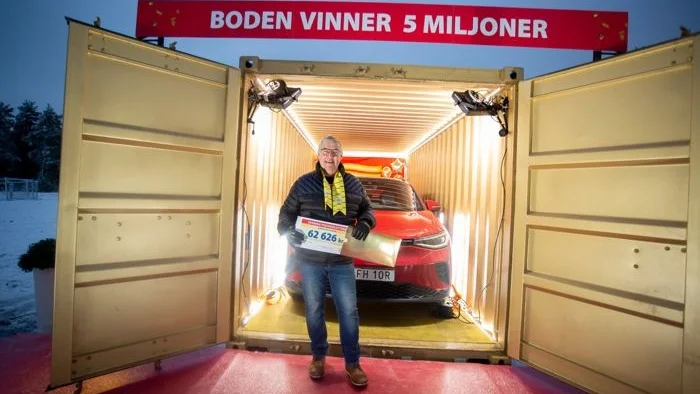 Mats Hemling vann en elbil. Då finns det anledning att se glad ut. Han håller upp frun Elisabeths vinst också.