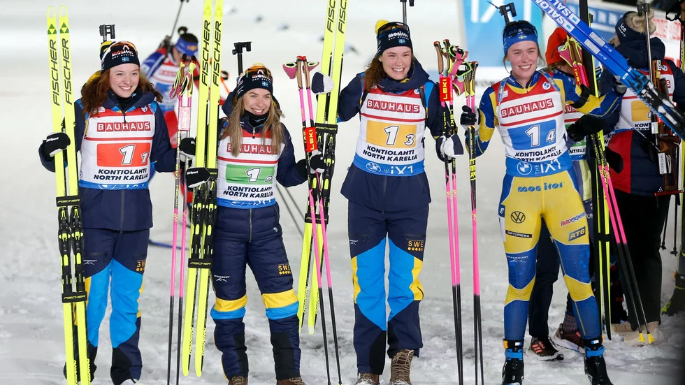 Linn Persson, Anna Magnusson, Hanna Öberg och Elvira Öberg jublar efter torsdagens stafettseger i världscupen, den sjunde genom tiderna för svensk del.